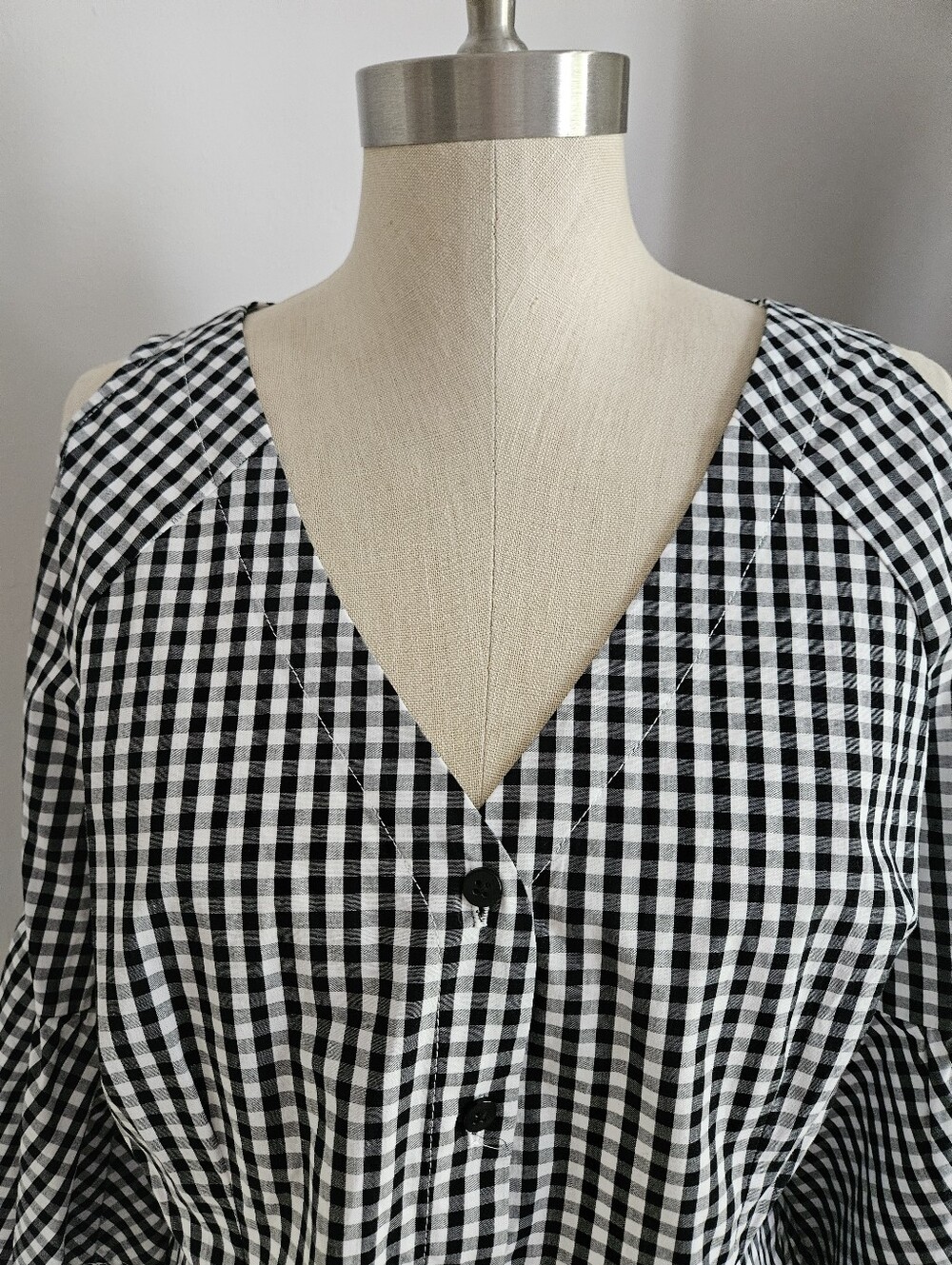 BOSTON PROPER Black & White Gingham Cold Shoulder Button Up Top | SZ M - Picture 6 of 10
